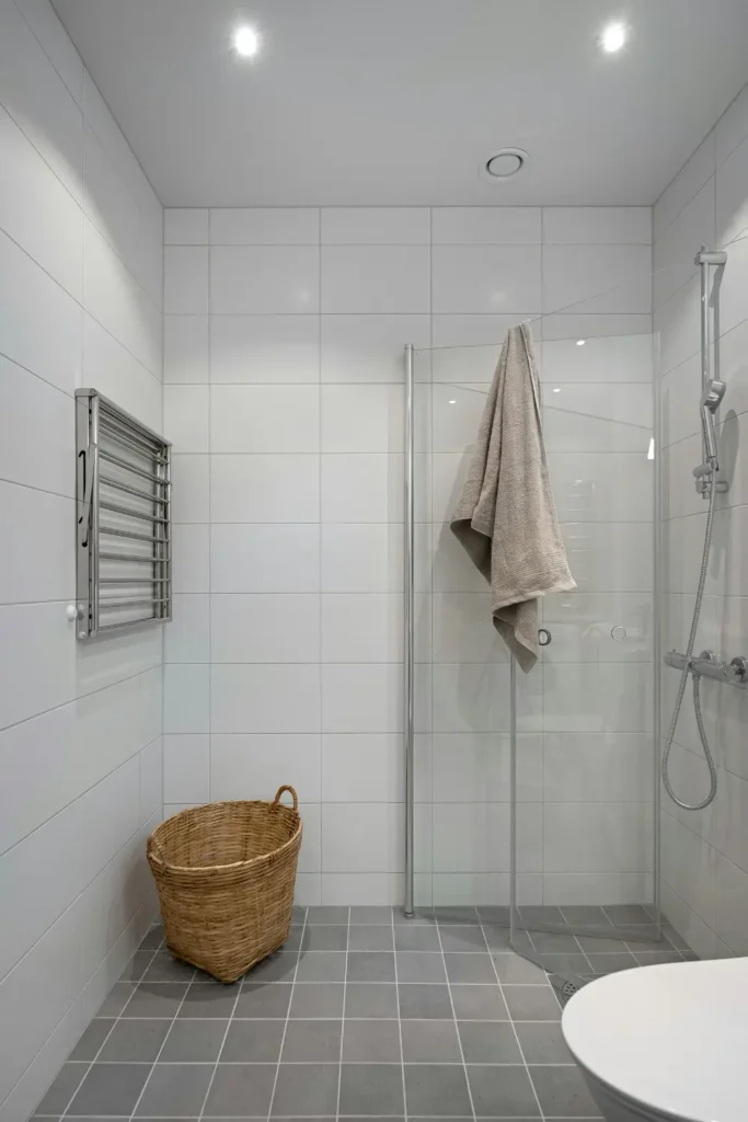 15 Stunning Minimalist Bathroom Ideas You’ll Love 10 minimalist bathtub