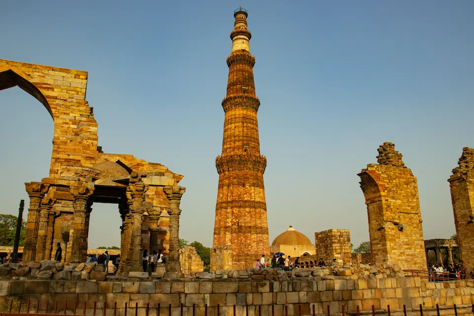 10+ Best Places to Visit in Delhi for First-Time Travelers 11 Qutub Minar